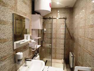 Отель Гостиница «Бизнес Апартаменты» Днепр Стандартный двухместный номер с 2 отдельными кроватями-1